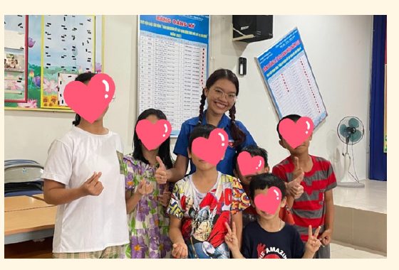 Volunteer teaching English to children as part of the Green Summer Campaign